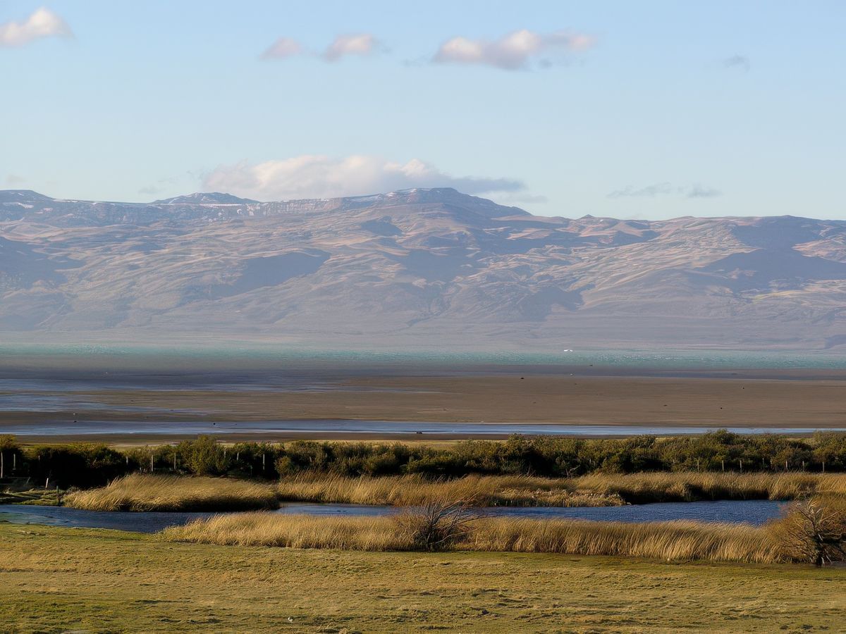 Paysage patagon argentin. Nous longeons le lac Argentino pour nous rendre à l'estancia.