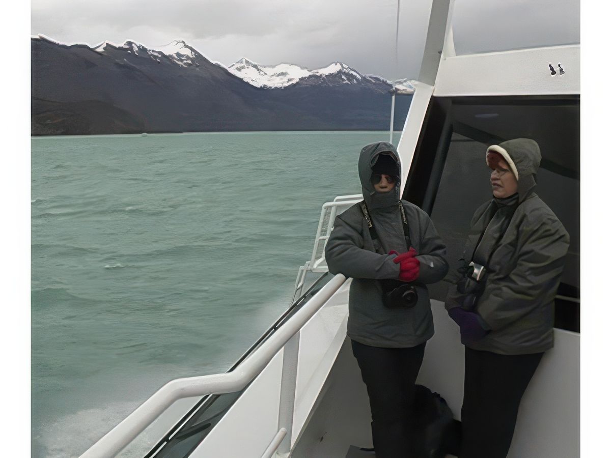 C'est glacial, mais pas question de rester à l'intérieur du catamaran. Pull, polaire, coupe-vent bonnet et gants nous permettent d'apercevoir le glacier Seco.