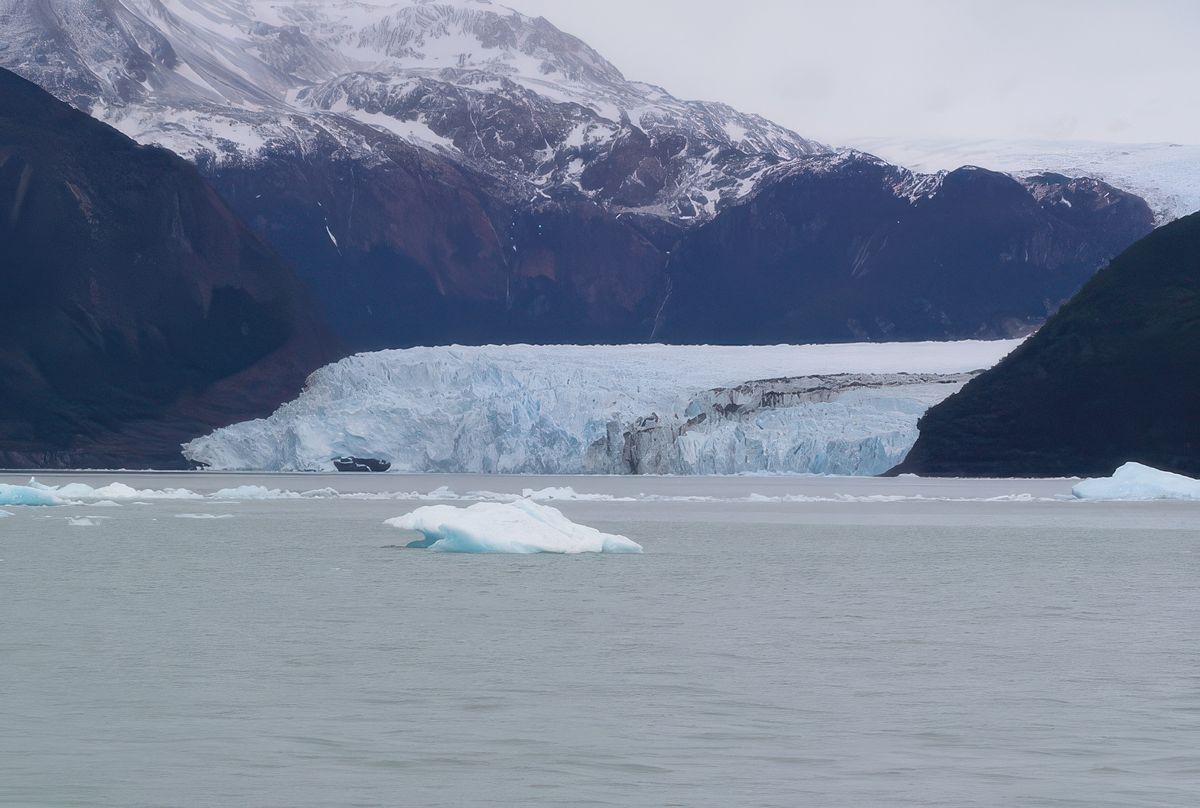 L'approche du glacier Spegazzini se fait au milieu d'icebergs gigantesques, par le bras nord du Lago Argentino.