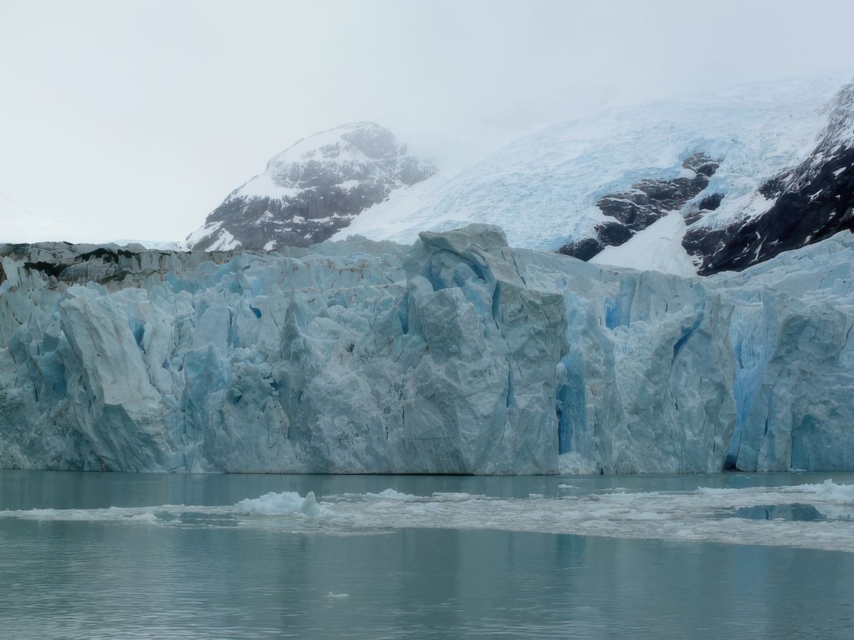 Le glacier dévale les montagnes et termine sa course dans le lac Argentino.