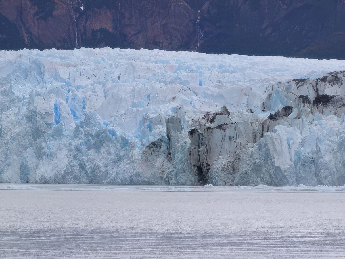 Sa largeur est de 1500 mètres, sa hauteur est impressionnante, entre 80 et 125 mètres de haut, c'est le glacier le plus haut du Parc National.