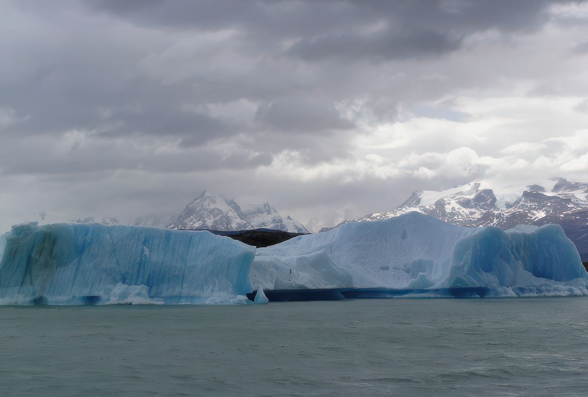 Des murs de glace collés entre eux avec des nuances de bleu incroyable!
