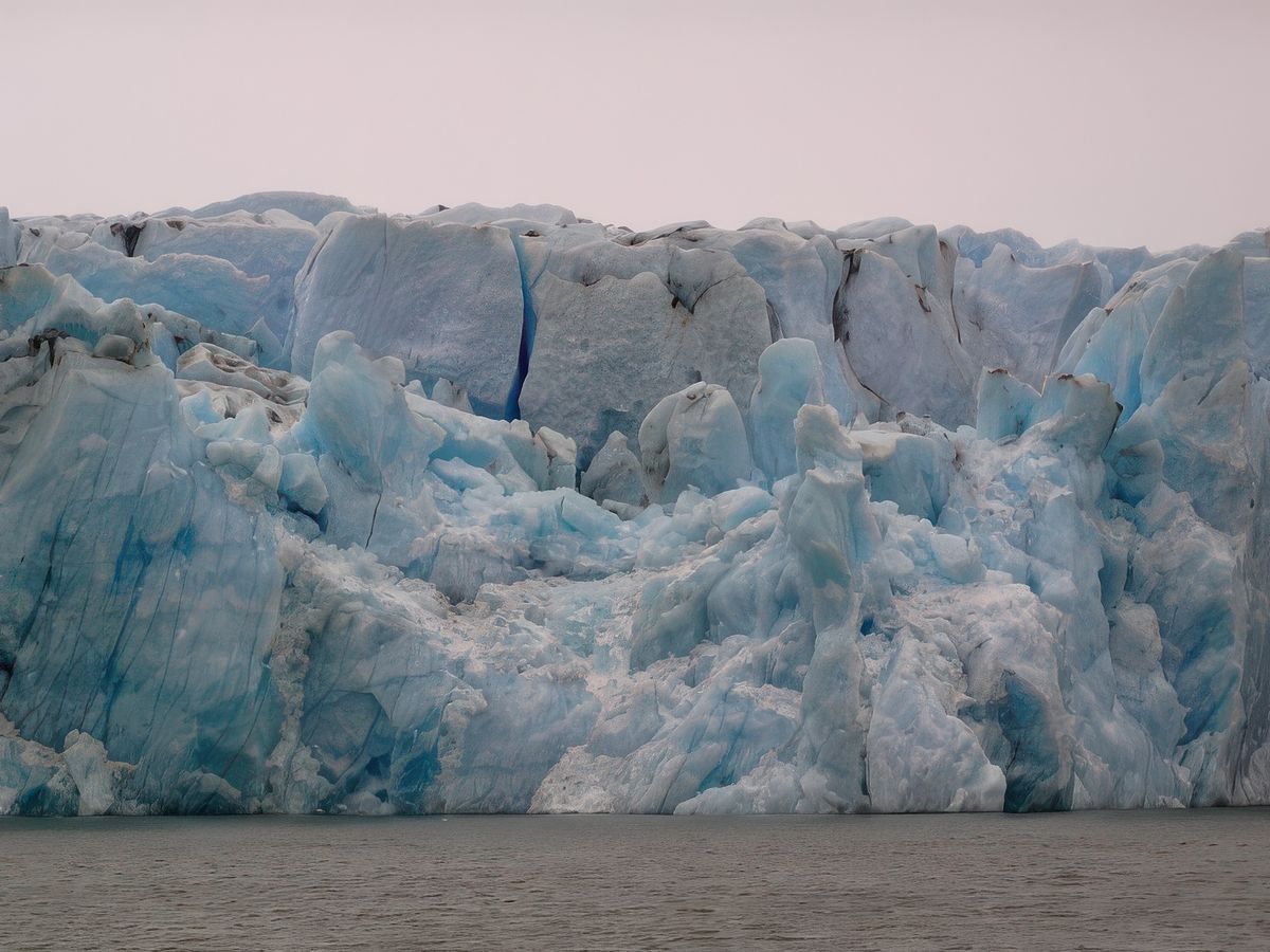 Nous voici soudain devant une cathédrale de glace: le glacier Upsala.