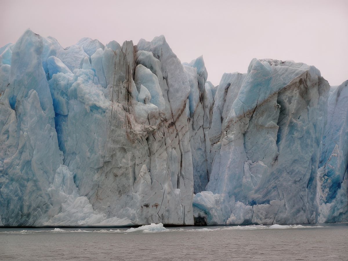 L'approche du glacier est souvent difficile car de nombreux pans de glace s'en détachent régulièrement.