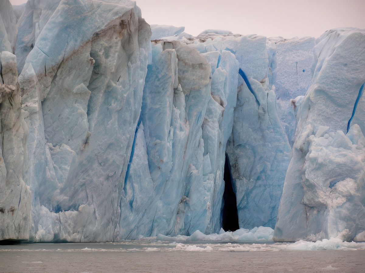 Plus la glace a été compressée, plus elle est bleue.