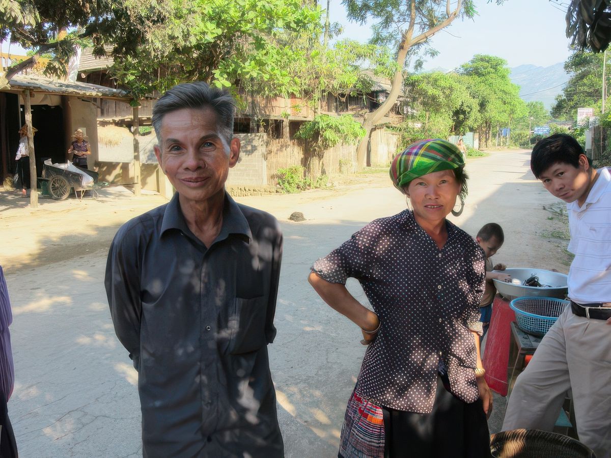 Visite du village un couple de l'ethnie Hmongs