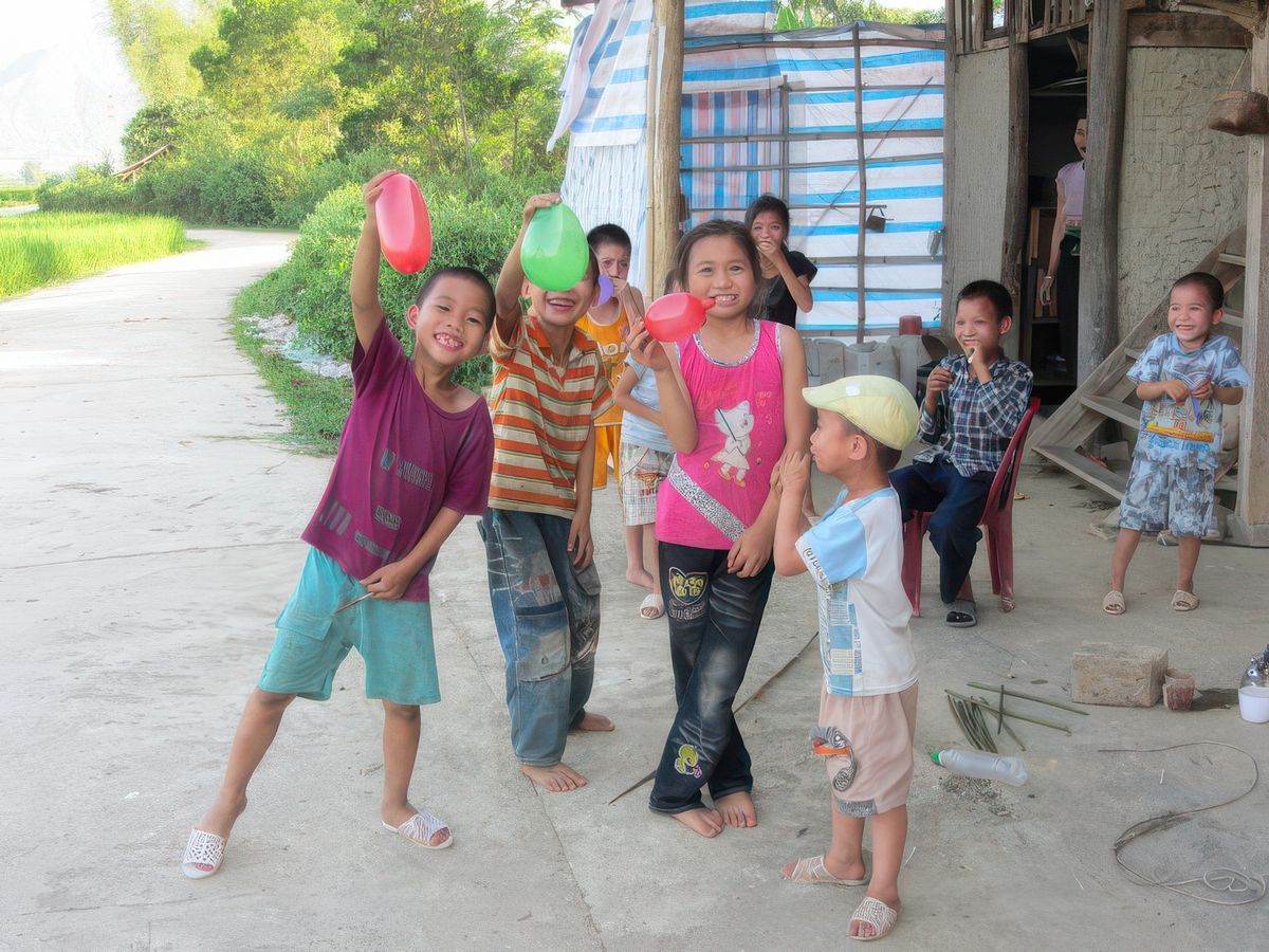 Nous avions un lot de ballons à distribuer. Les enfants sont contents.