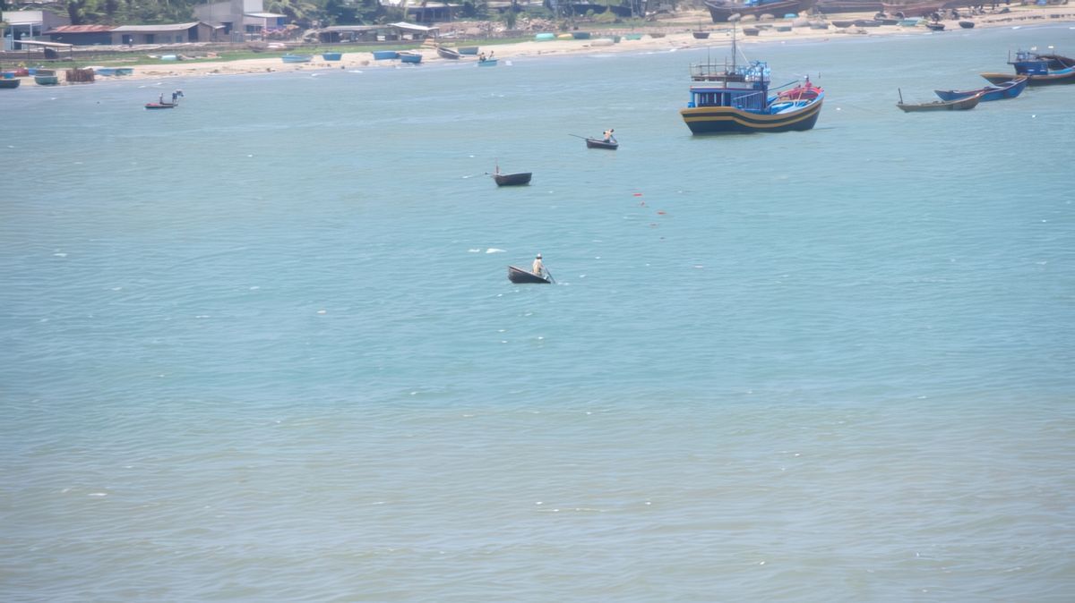 Au loin, les pêcheurs regagnent leur bateau