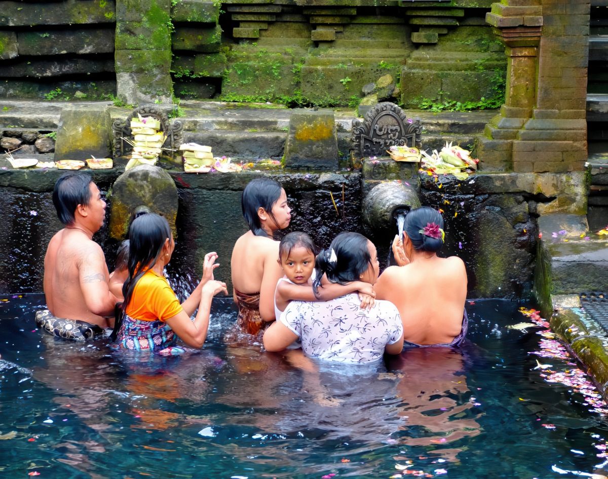 Non loin de là, les sources sacrées de Tirta Empul oû viennent se baigner les Balinais