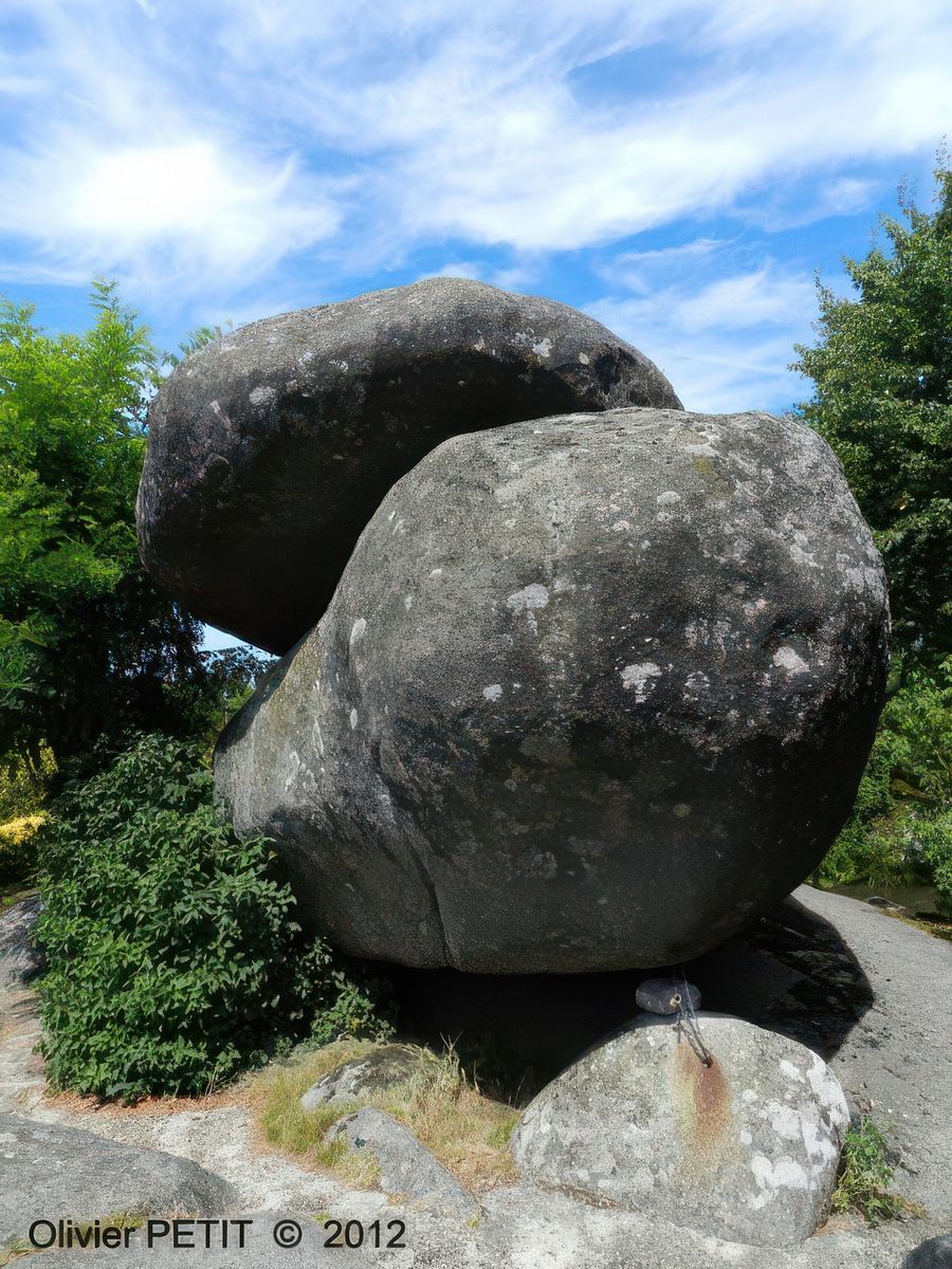 Le rocher tremblant des Sept-Faux – France