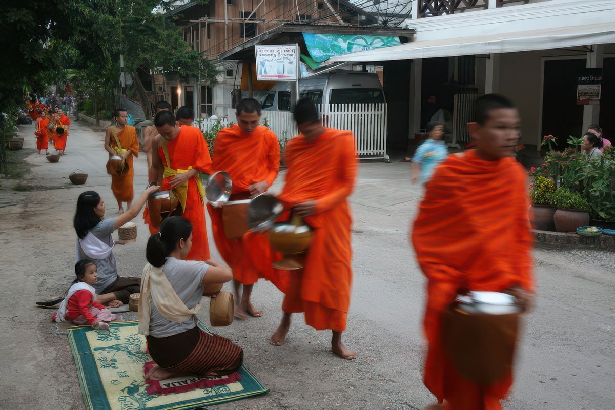 Le defilé des moines – Laos