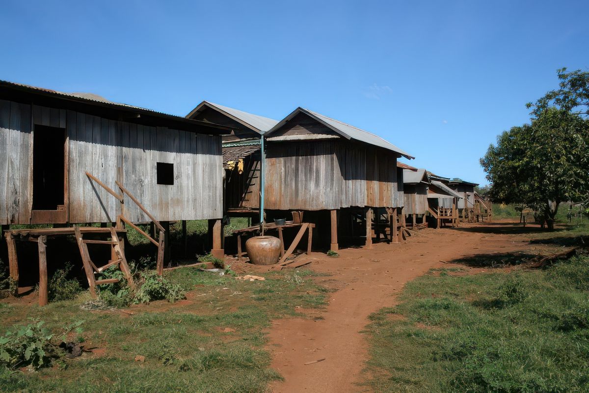 NOUS REPRENONS LA ROUTE POUR REJOINDRE LA RIVIERE TONLE SAN. NOUS TRAVERSONS DE JOLIS VILLAGES ''TOMPUON''
