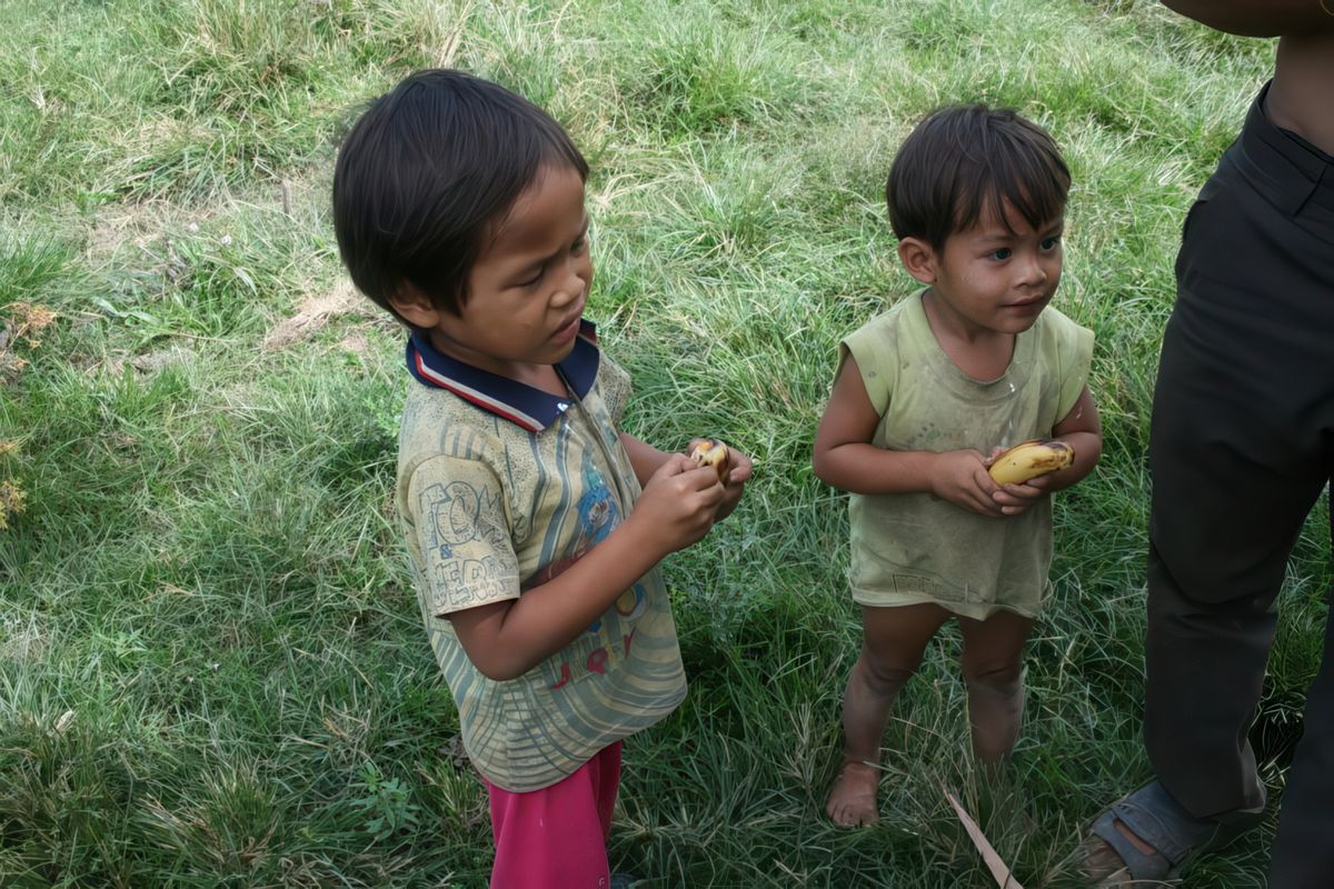 NOUS DONNONS DES BANANES AUX ENFANTS. C'EST MIEUX QUE LES BONBONS !!
