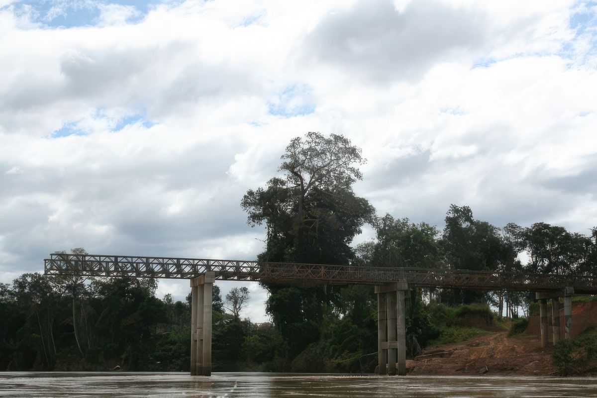 NOUS REPRENONS NOTRE ''CHEMIN'' CE PONT A ETE CONSTRUIT IL Y A 30 ANS, POUR RELIER LE CAMBODGE AU VIETNAM.IL N'A JAMAIS ETE TERMINE, ET NE LE SERA SANS DOUTE JAMAIS ....