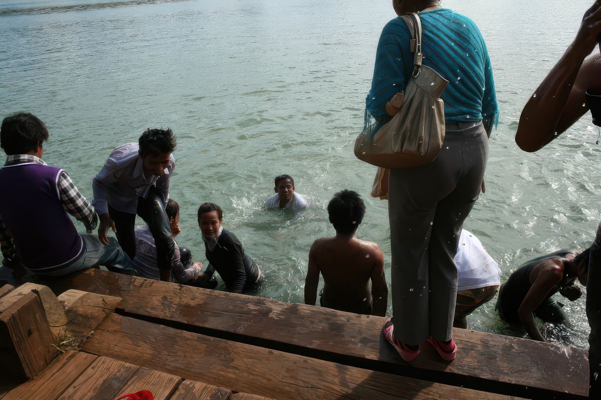 LES GENS VIENNENT S'Y BAIGNER POUR ÊTRE PURIFIES PAR LES ESPRITS QUI ONT CREUSES CE LAC.