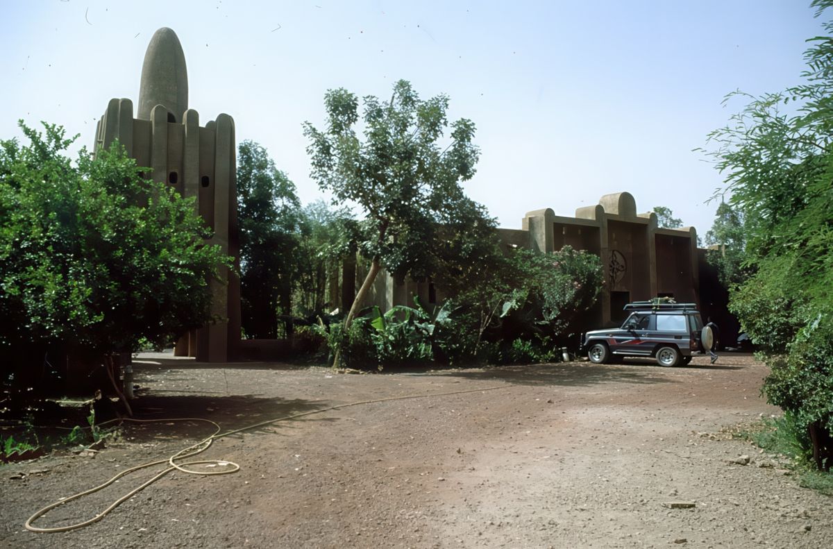 Arrivée à MOPTI. Après 10 jours de sable, de cailloux, de ''toilette de chat''...et de plats en conserve, nous allons au Sofitel, qui est dirigé par un de mes Amis. Un peu de confort, ça ne fait de mal à personne...