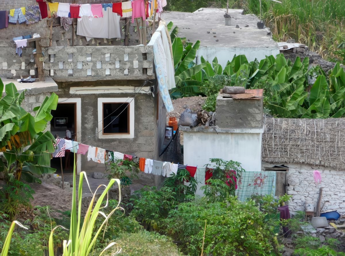 Une petite maison de la vallée, comme bien d'autres, bordée de bananiers, de cannes à sucre, et le linge de la famille qui sèche