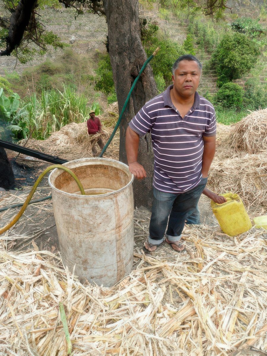Halte dans une rhumerie artisanale ; le patron se fait très, très sérieux pour la photo !