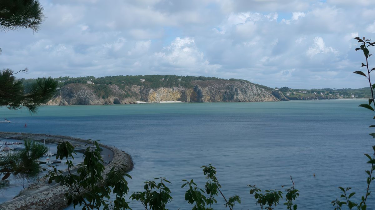 Au loin, les grottes de Morgat, la pointe du Menhir