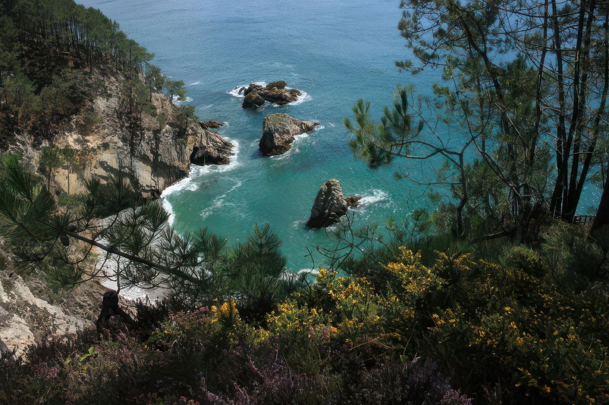 De belles criques entre les falaises