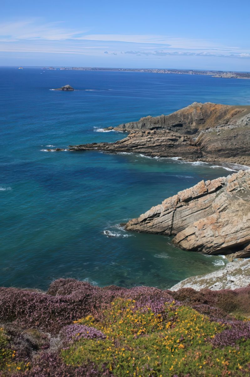 La côte découpée et à l'horizon, les Tas de Pois