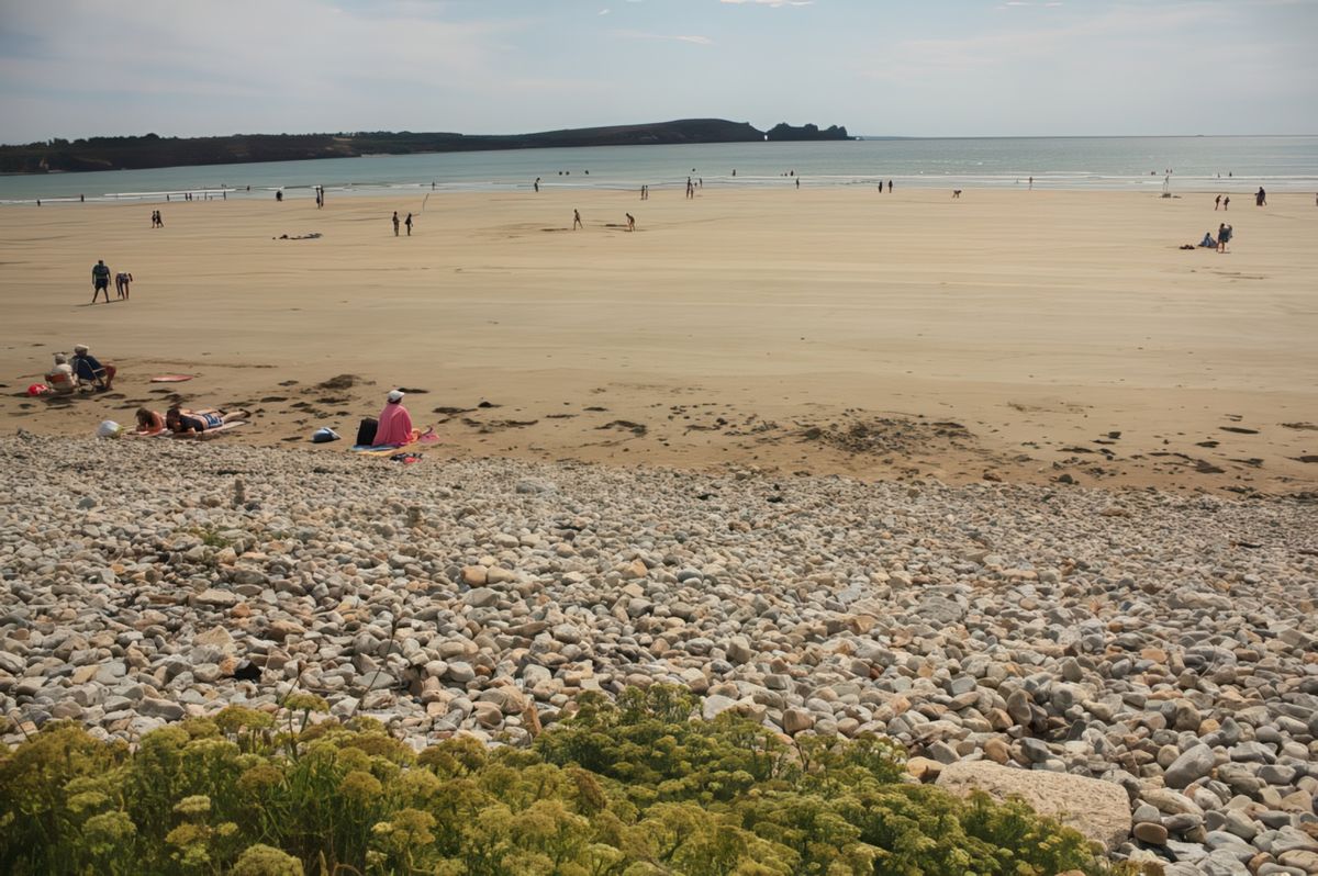 Le château de Dinan vu de la plage du Goulien