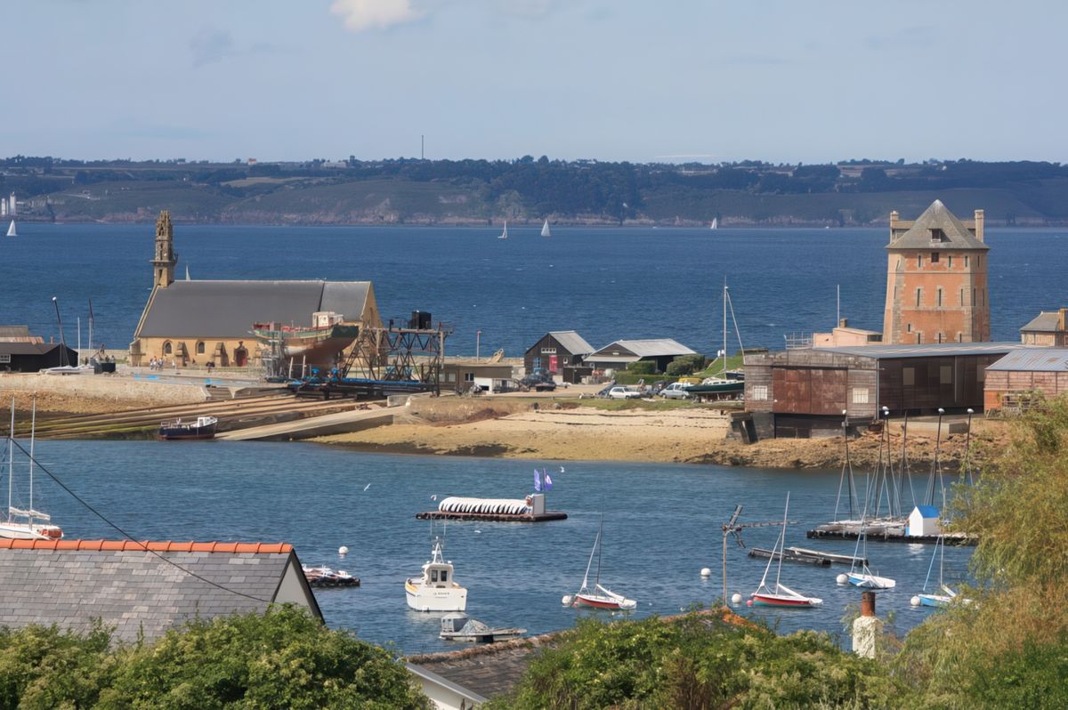 Descente sur Camaret : la Tour Vauban et la Chapelle