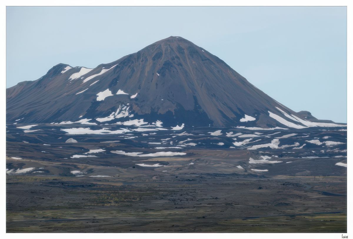 Un paysage austère avec ces montagnes noires.