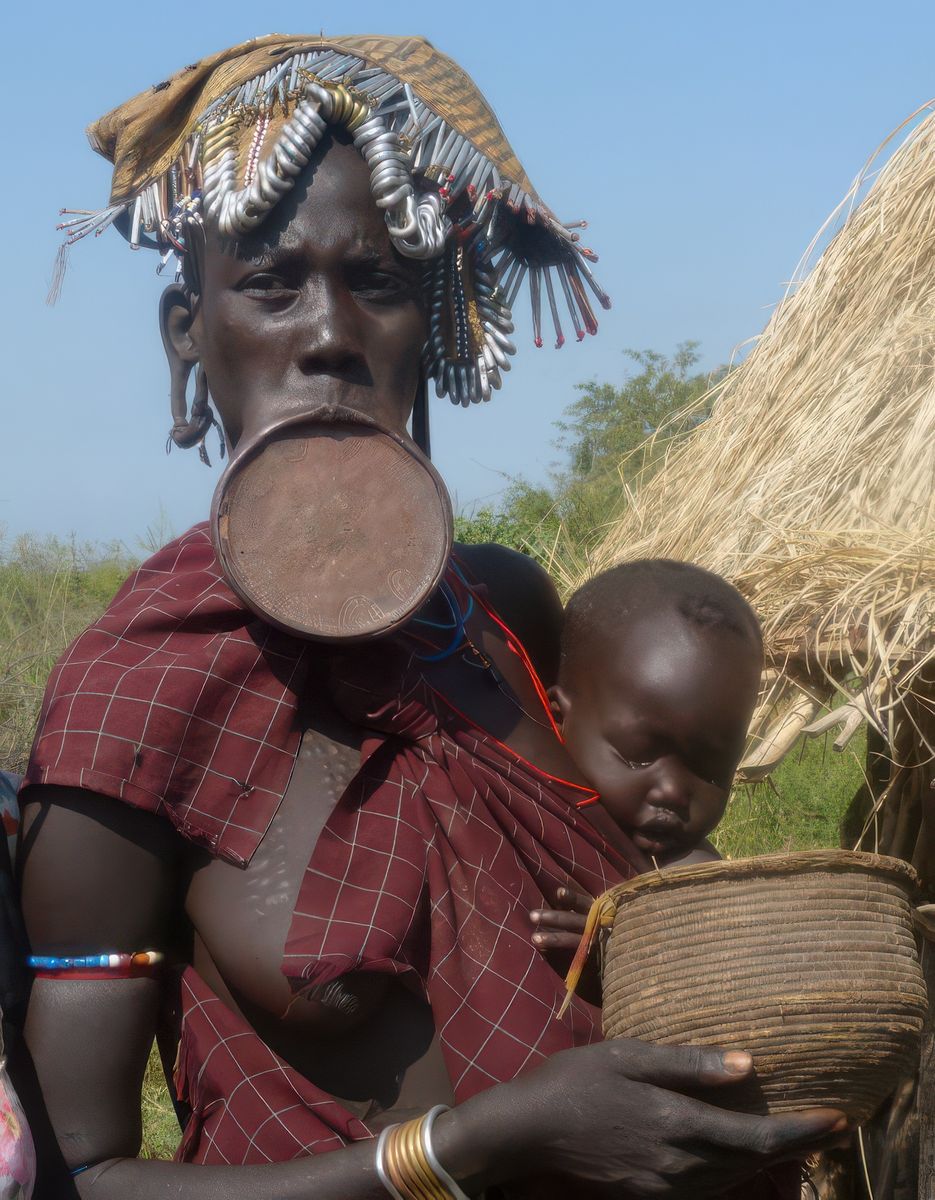 Cette femme à plateau Mursi, me semble irréelle! Les trous dans les lobes des oreilles peuvent recevoir des petits disques.