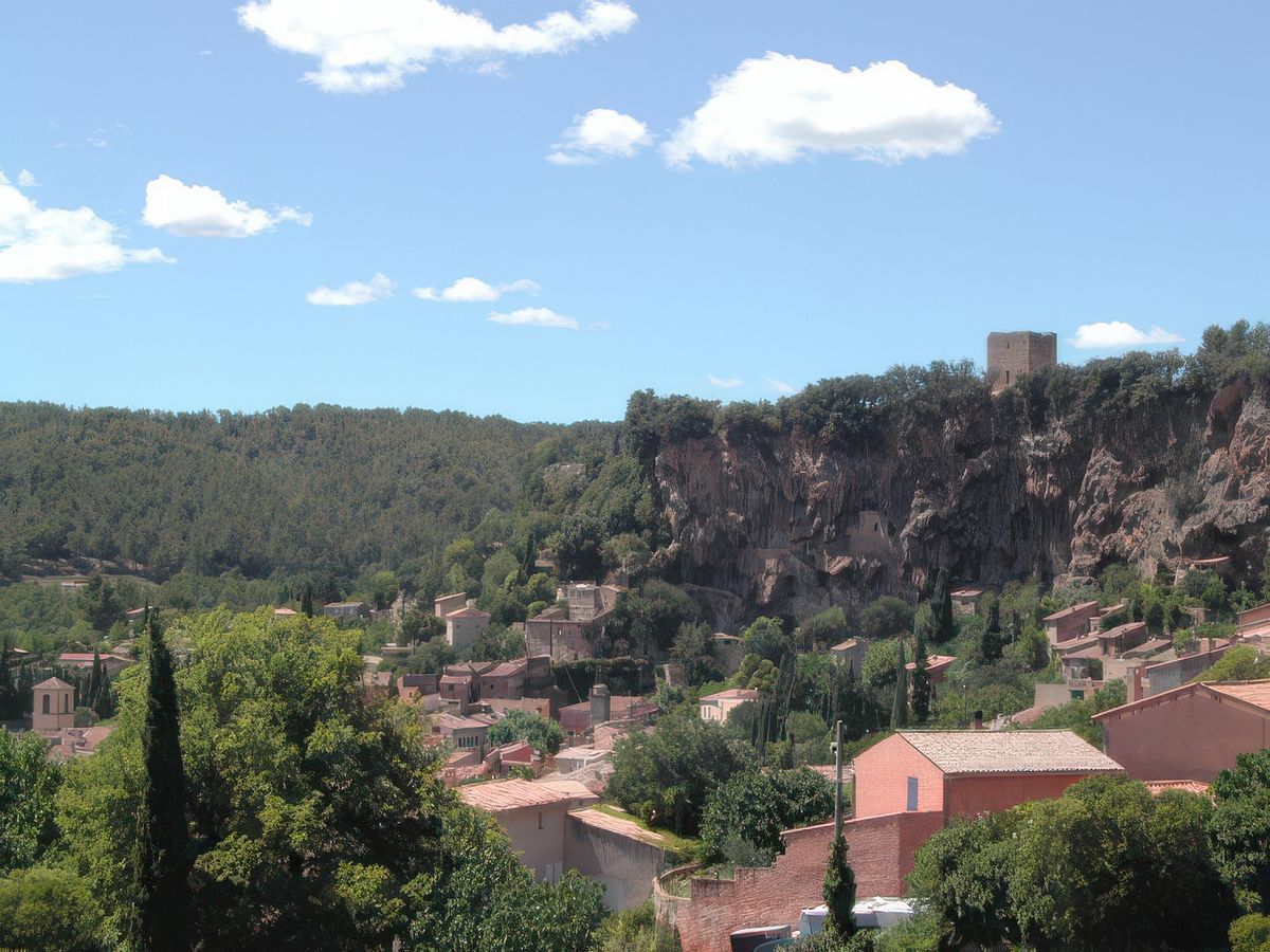 Cotignac : petit village blotti sous la falaise