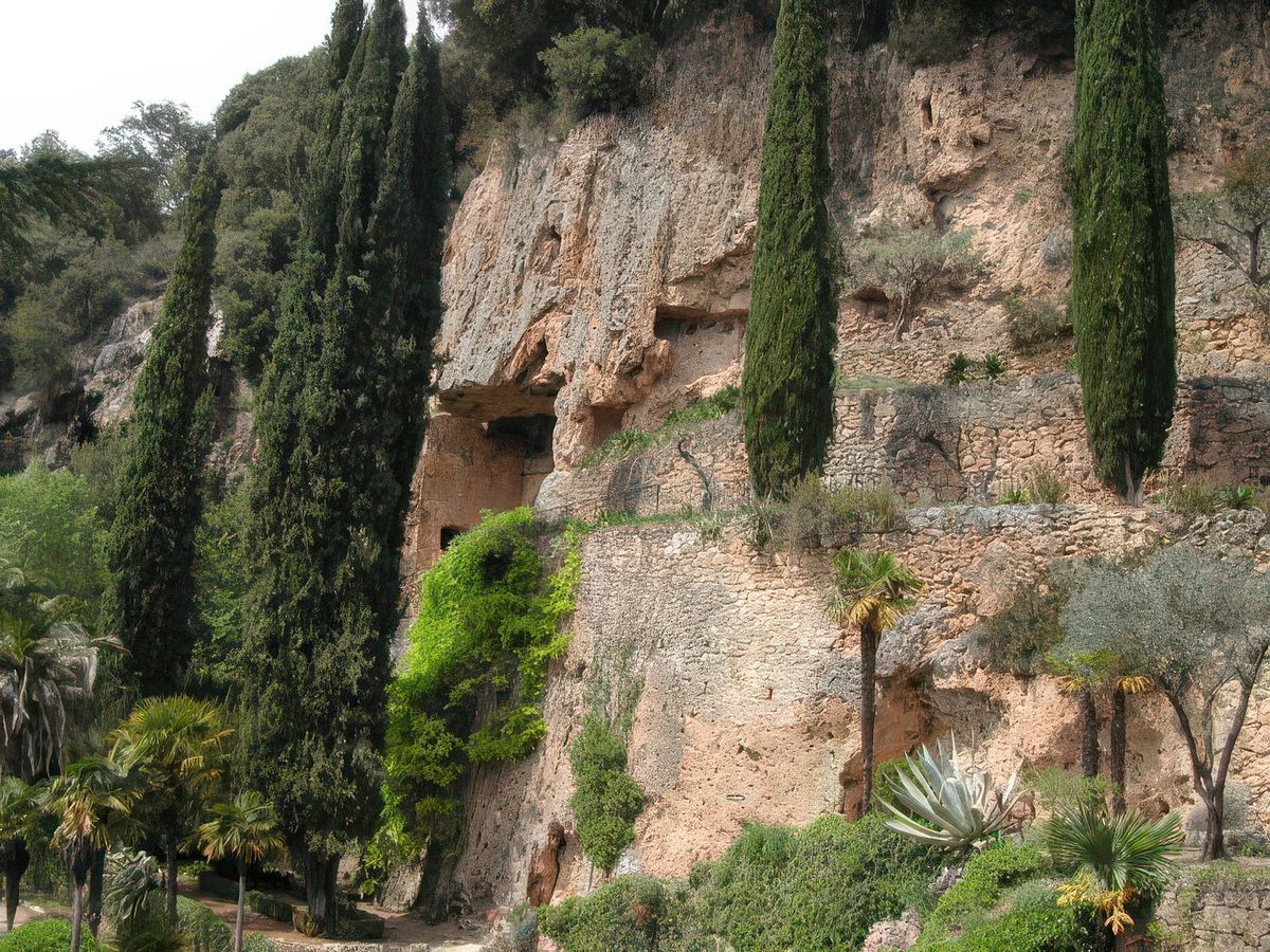 Villecroze et ses maisons troglodytes