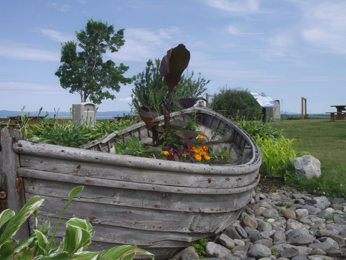 Canot décoratif à une halte de La Pocatière,QC