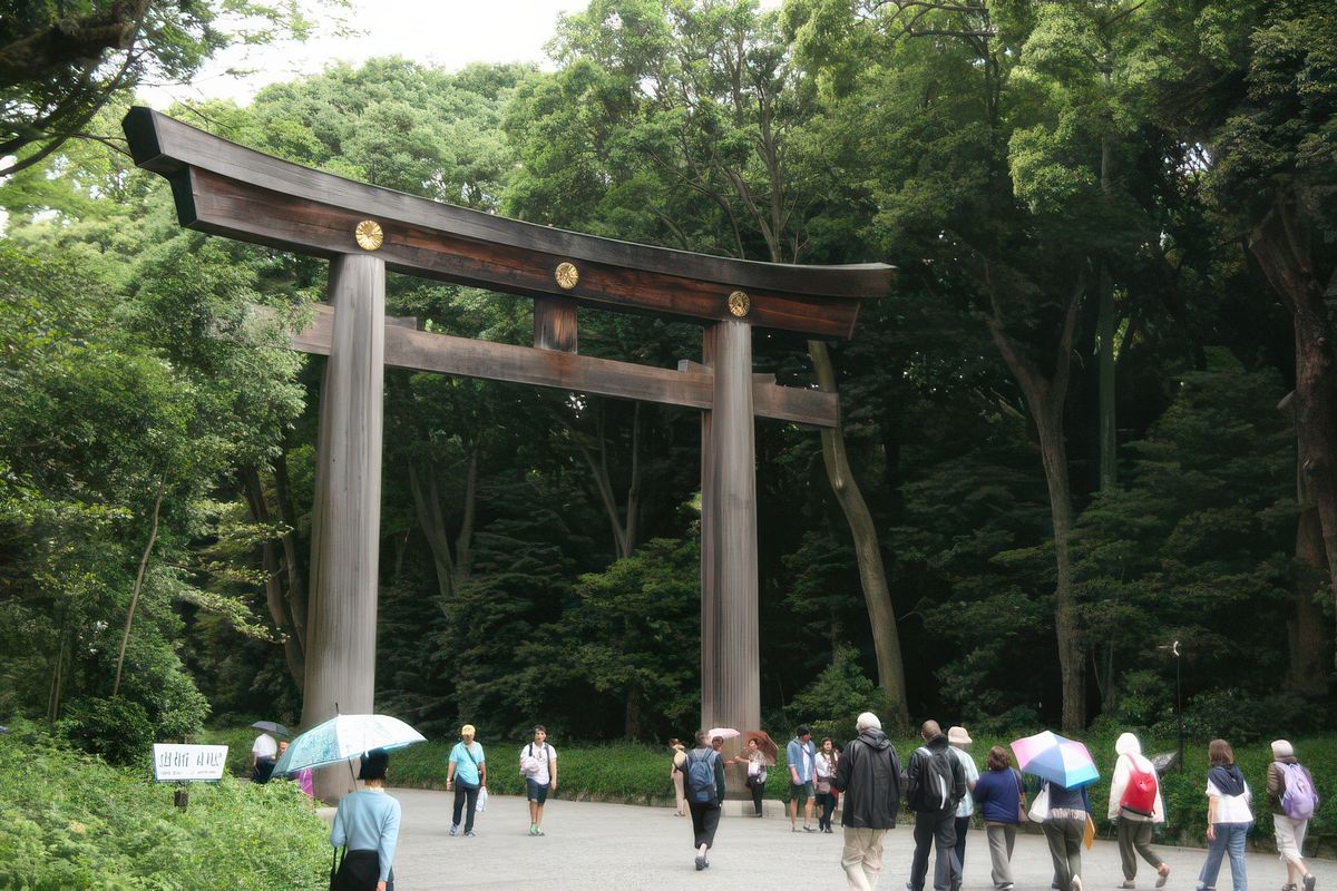 L'immense portique en cyprès qui donne accès au sanctuaire Meiji de Tokyo