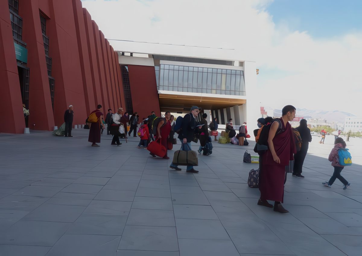 Avant de sortir de la gare de Lhassa, nous devons encore patienter pendant les contrôles d'identités et de permis de séjour. A la sortie notre guide tibétaine, Sunam, nous accueille en nous passant la khata blanche autour du cou, en signe de bienvenue au Tibet.