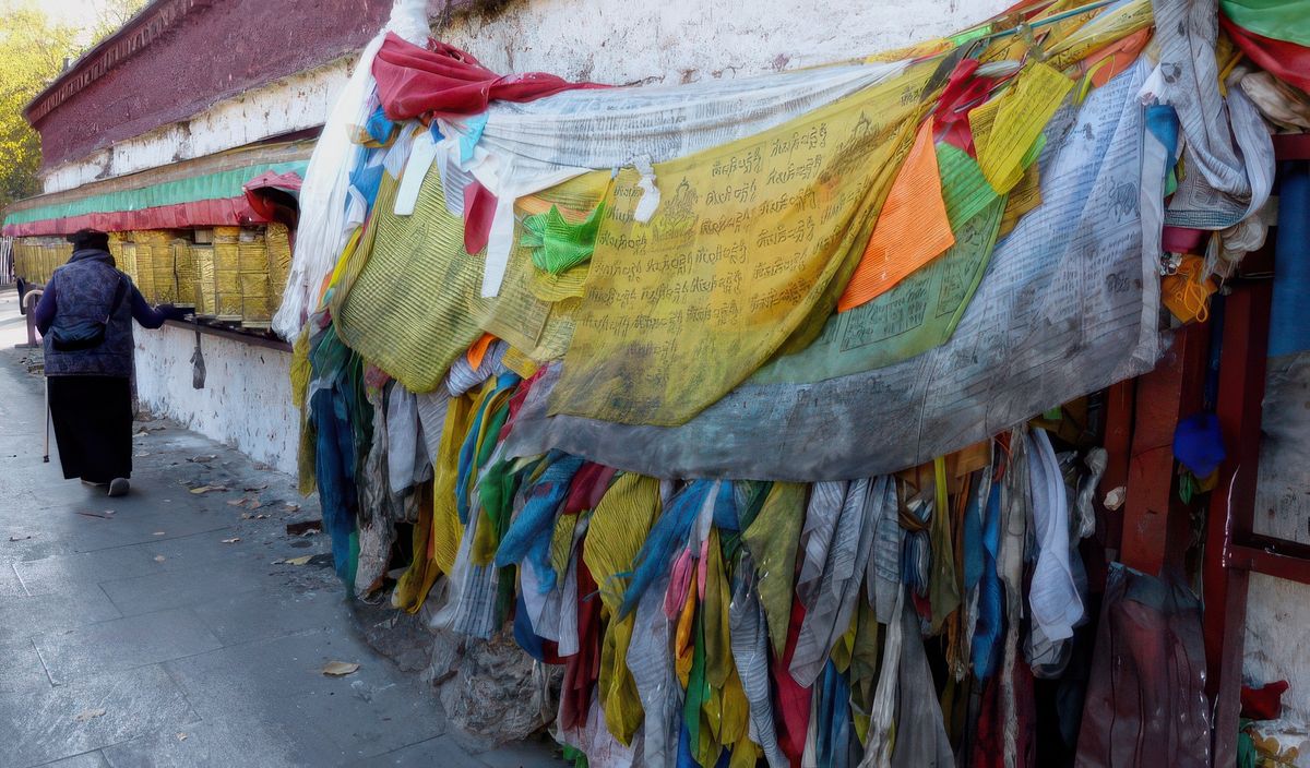 Drapeaux de prières accrochés par les pèlerins.