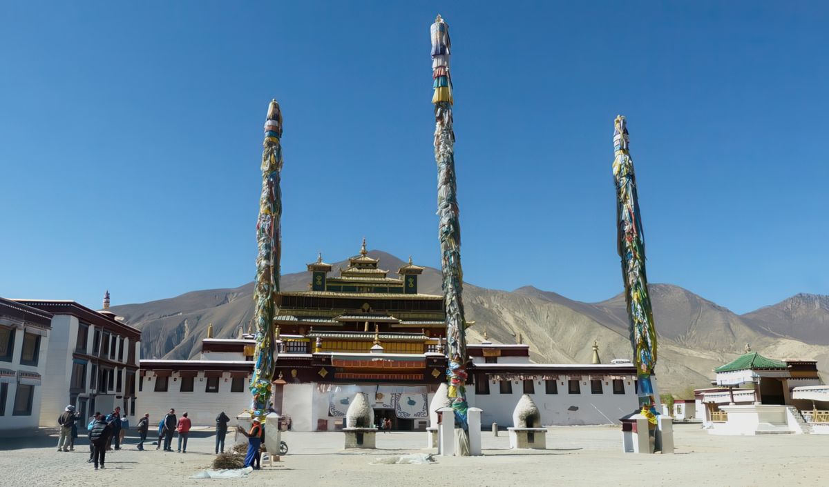 Dans la grande cour du monastère, trois mâts de protection entourent trois fours à offrandes, remarquez les vendeuses qui proposent des branches de genévrier. A l'arrière, le temple principal (Utse) correspond au centre de l’Univers, le Mont Meru, la demeure céleste des Dieux. Autour du temple, différents bâtiments sont disposés selon une symbolique complexe.