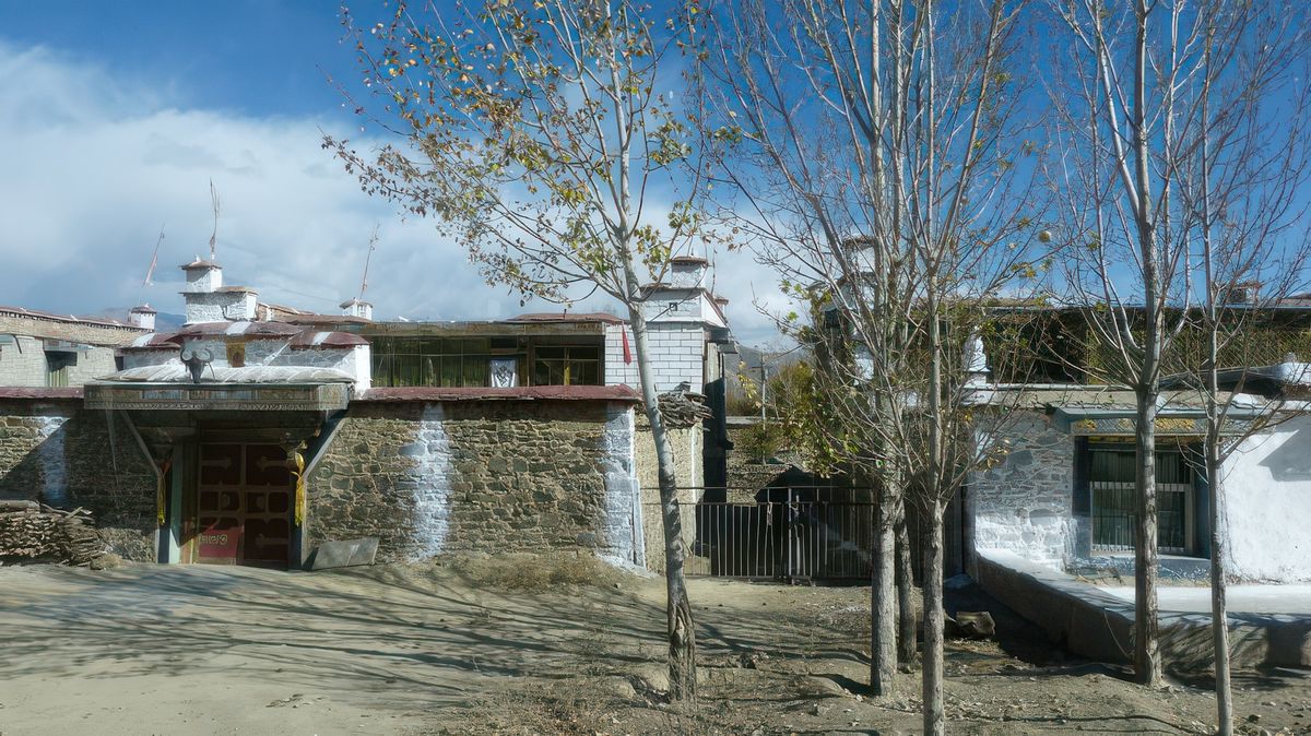 Nous traversons quelques petits villages, ici un petit temple.