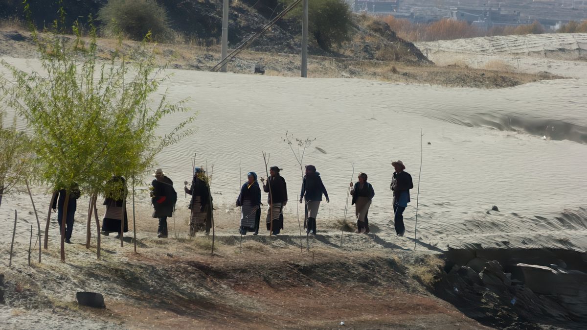 Voici d'autres pèlerins qui arrivent de l'autre côté à travers les dunes de sable.