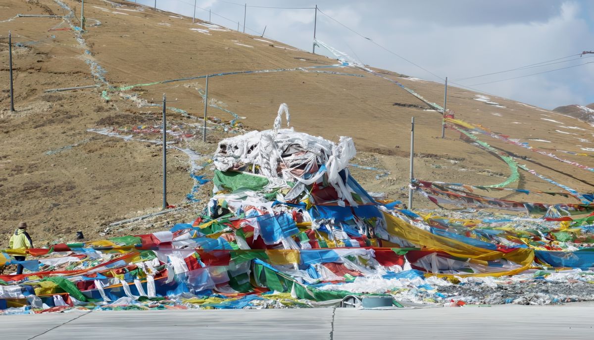 Au col de Kamba-La, drapeaux de prières et Khatas (écharpes blanches) sont déposés par les pèlerins.