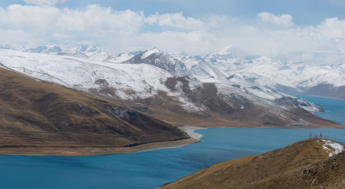 Long de 72 km, le lac Yamdrok-La est entouré de montagnes enneigées (dont le Nojin Gangshang qui culmine à 7 191 m) et alimenté par la fonte des neiges et des glaciers. On reste sans voix devant un tel spectacle!