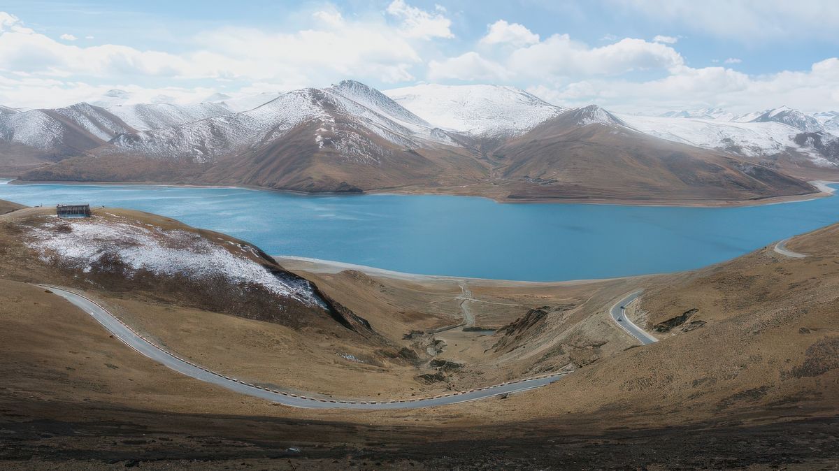 Le contraste entre les montagnes arides et la couleur du lac est de toute beauté.