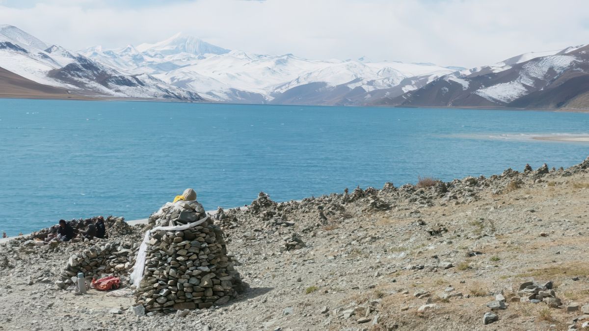 Arrivée au bord du lac où des petits édifices de pierres sont érigés par les pèlerins.