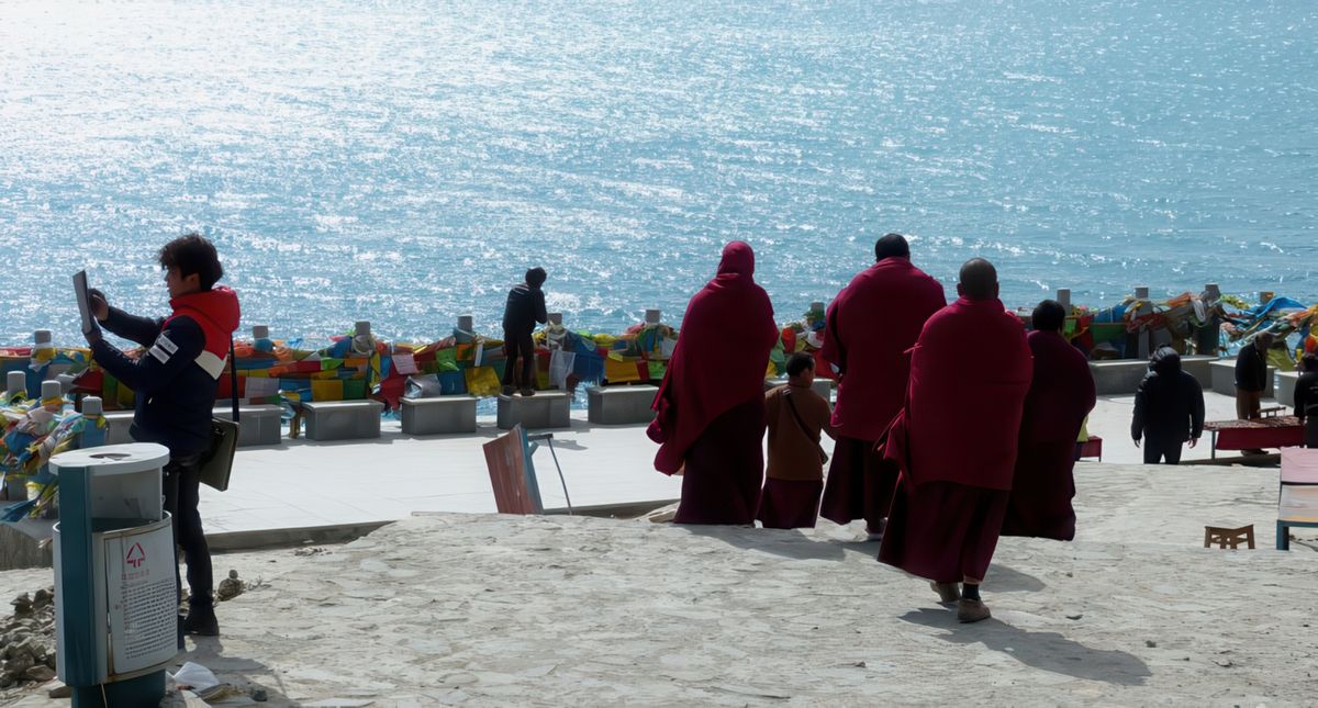 De jeunes moines se dirigent d'un pas décidé au bord du lac...
