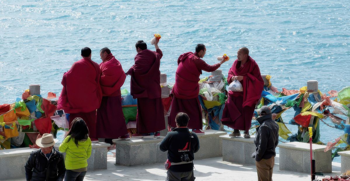 Les moines lancent, dans le lac, des prières imprimées sur des rouleaux...
