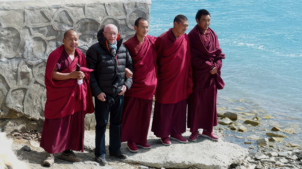 Alain et ses nouveaux copains! Ces jeunes moines (qui ont voulu faire cette photo) étaient super sympas, nous aurons d'ailleurs l'occasion de les revoir quelques jours plus tard dans un monastère.