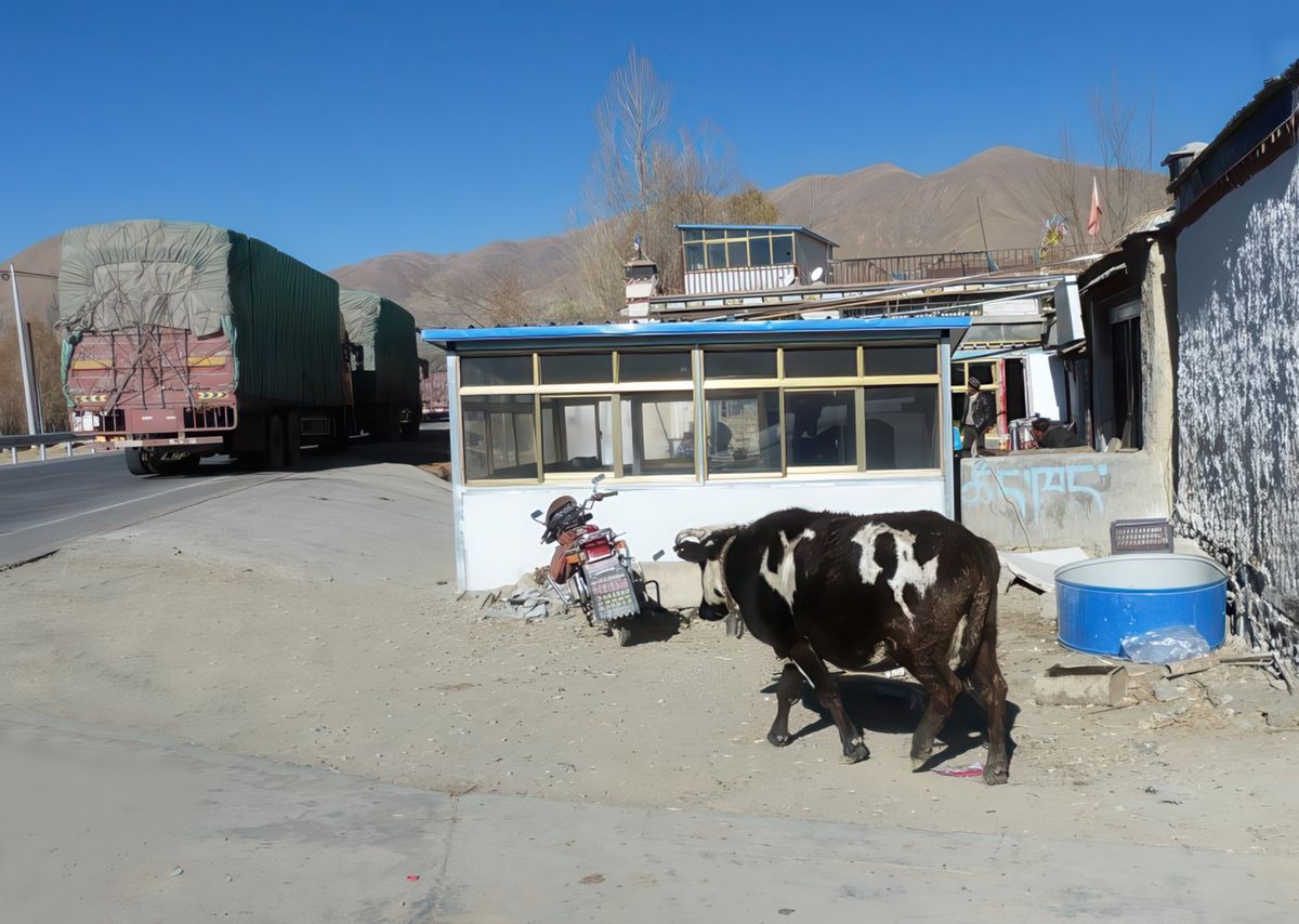 De nombreux camions, chargés de marchandises, empruntent chaque jour la "route de l’Amitié" qui relie Lhassa à Katmandu.