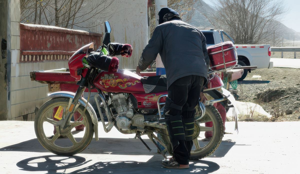 La moto est un moyen de transport apprécié par les villageois.