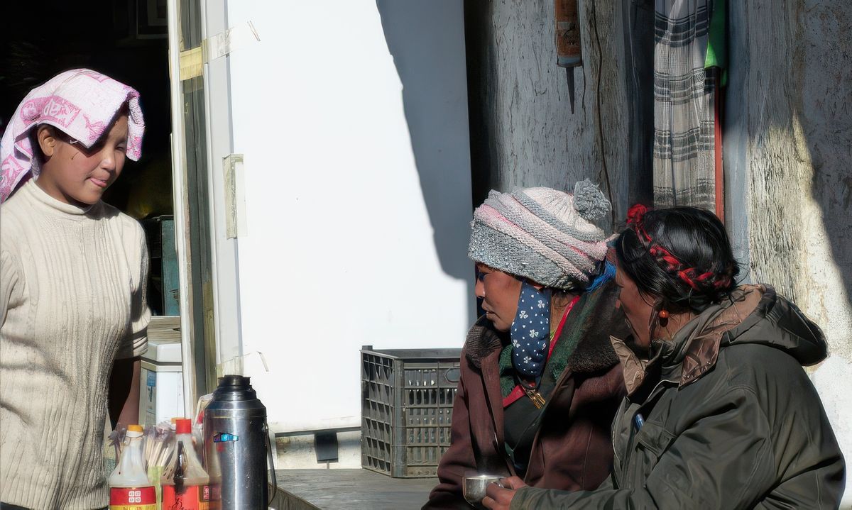 La jeune fille dit bonjour à ce couple en leur tirant la langue (j'aime beaucoup cette coutume). Les hommes sont très coquets avec leurs boucles d'oreille et leur ruban rouge dans leur natte.