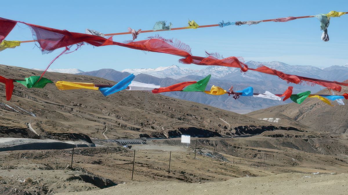 Vue sur la chaine de l'Himalaya à travers les drapeaux de prières.