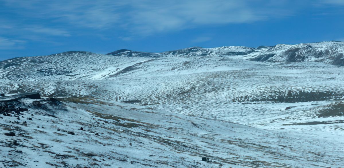 Maintenant nous grimpons de plus en plus et la neige a fait son apparition de chaque côté de la route qu'on aperçoit dans un virage sur la gauche.